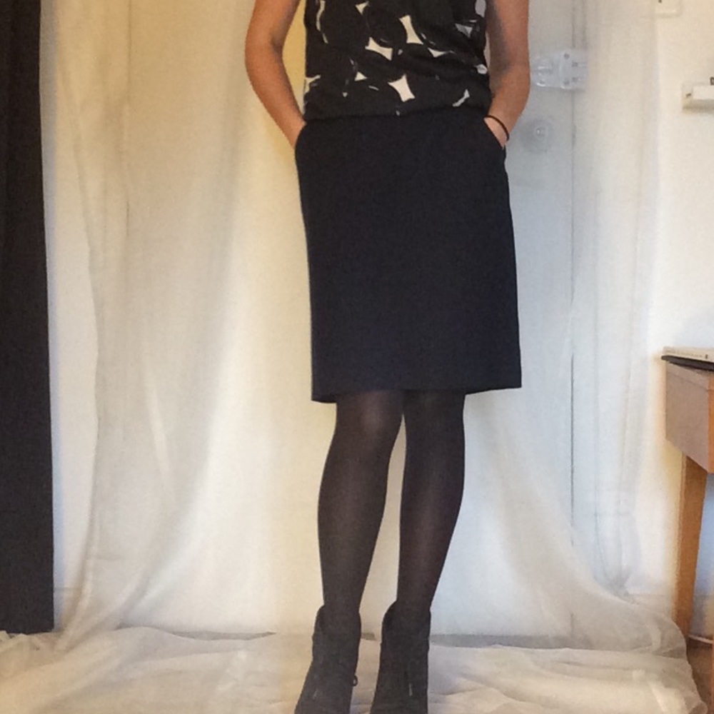Navy Banana Republic pencil skirt with pockets!
